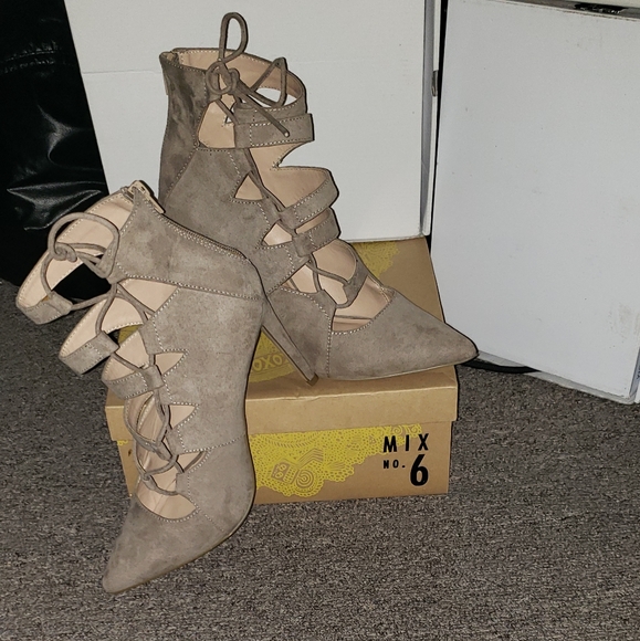 SOLD Mix No. 6 Klemtu Pump Taupe. - Picture 9 of 12